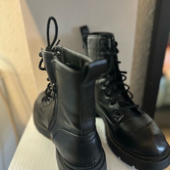 wide width boots size 81/2 but fit a size 10 since they are wide - Picture 2 of 2